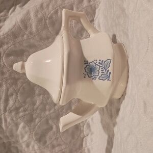Avon tea pot, white ceramic vintage blue daisy like flower. Excellent shape.